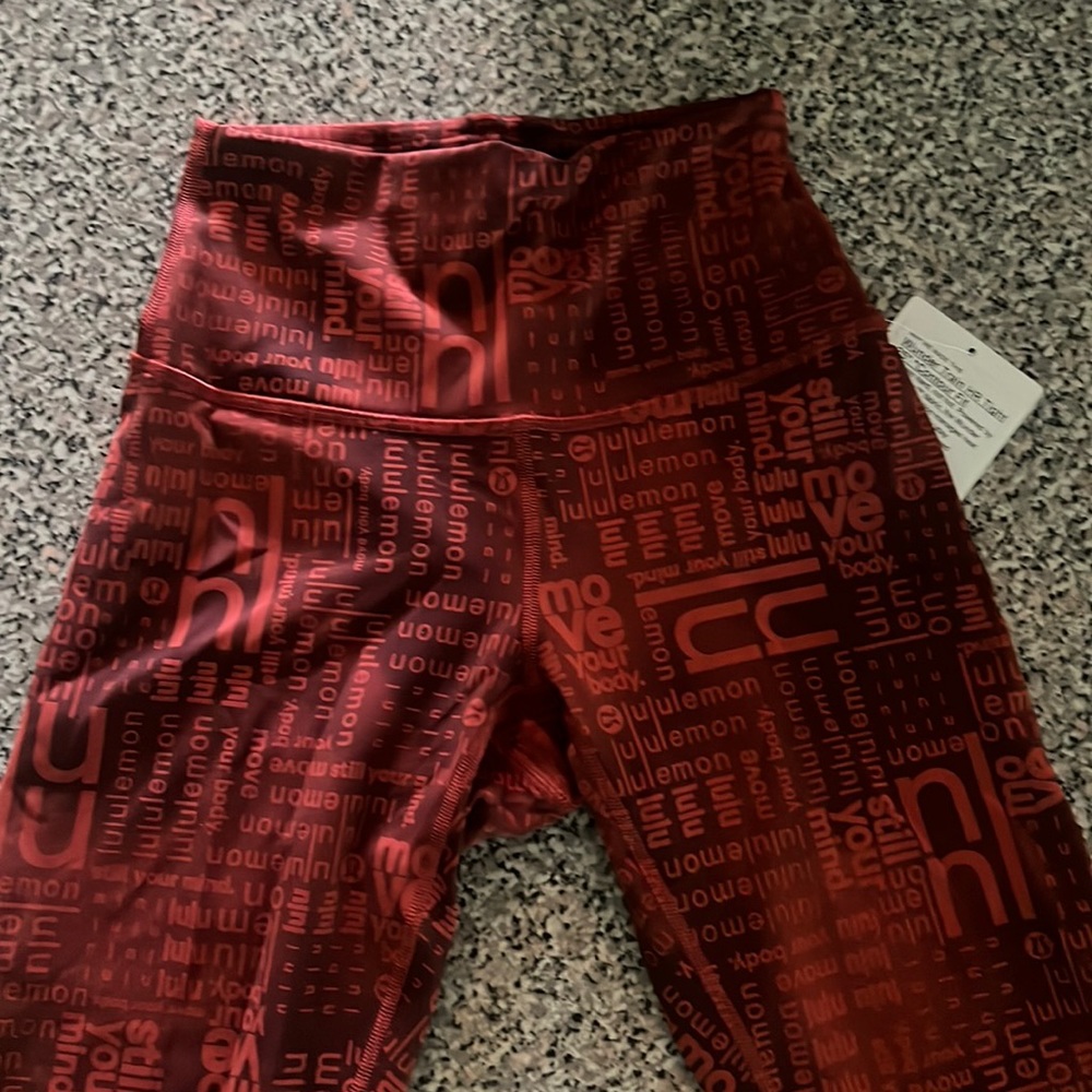 NWT size 4 LuLuLemon 25”leggings limited edition. Brand new,never worn,or washed - Picture 2 of 5